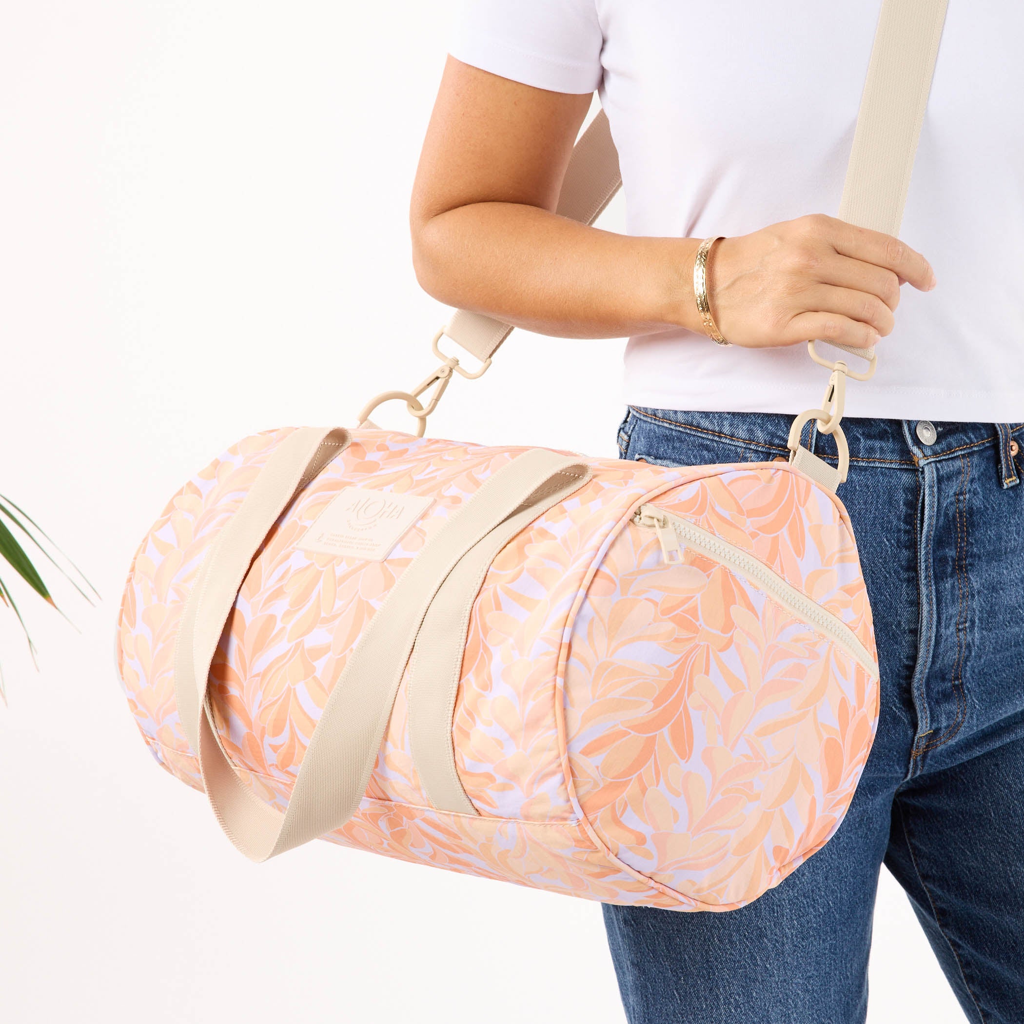 sporty_duffle_lei_stand_peachy_CU1_op_0732b1a8-2bd9-4b98-848a-820474d55739